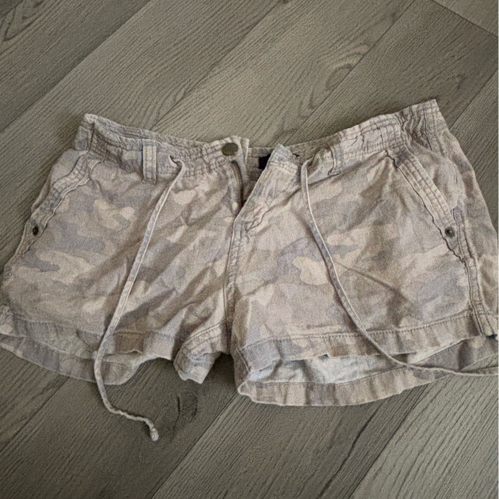 GAP Women's Camo Cargo Shorts - Tan
